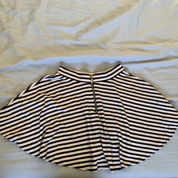 Guess black and white striped skirt - Picture 2 of 4